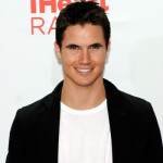 Robbie Amell Biceps Size Height Weight Body Measurements